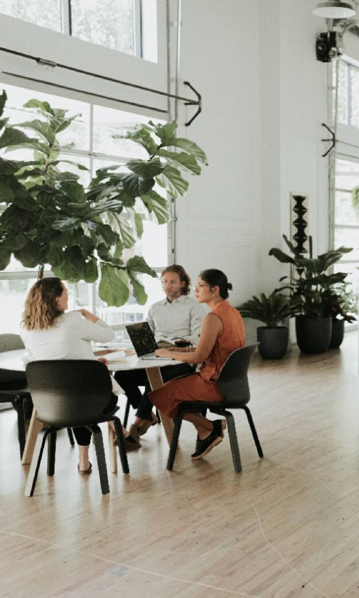 Immerse Round Table in lifestyle shot